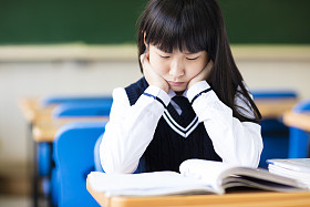 强调学生坐在教室里高中图片