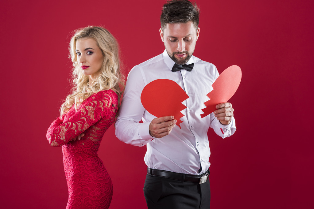 女人站着破碎的心照片