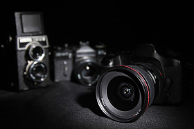 一代相机。数字和电影.图片