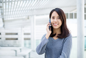 女人谈到移动电话