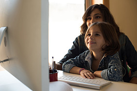 妈妈和女儿在电脑