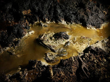 致癌的原油污染產(chǎn)生的非法石油開采污染土壤和水在印度尼西亞東爪哇