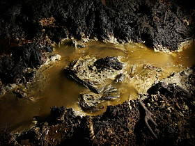 致癌的原油污染产生的非法石油开采污染土壤和水在印度尼西亚东爪哇