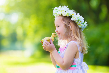 小女孩在玩玩具鴨子