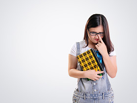 笨手笨脚的女孩侧身回眸时，白色