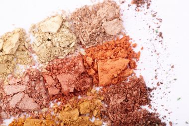 坠毁的眼影组照片