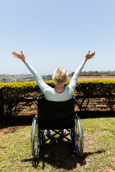坐在戶外的殘疾的婦女照片