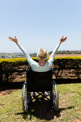 坐在户外的残疾的妇女照片