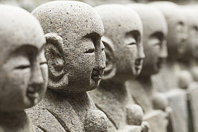 日本寺庙里的雕像