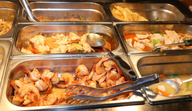 許多托盤深油炸食品和油炸蝦在中國 