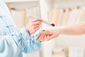 替代医学的治疗师做艾灸治疗图片