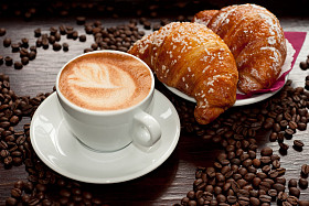 蛋卷 e 杯卡布奇诺咖啡图片