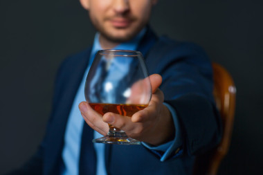 英俊的商人饮酒