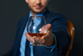 英俊的商人饮酒