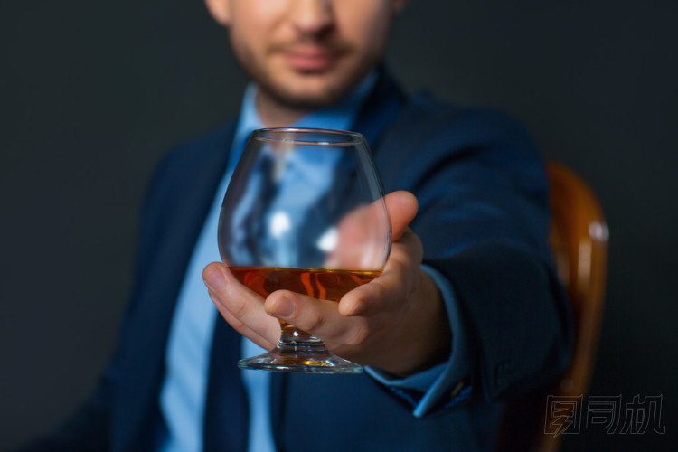 英俊的商人飲酒