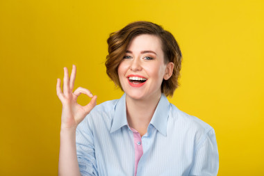 年輕的漂亮女人圖片