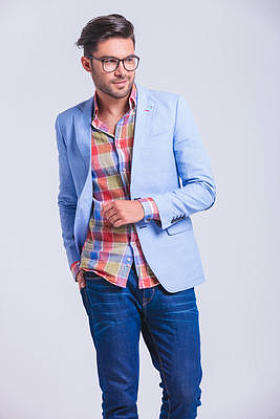 一个时髦的男人手插在后面的口袋里走进演播室