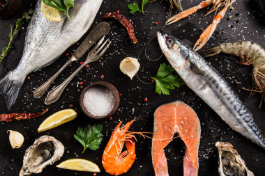 新鲜的海鲜，在黑色的石头