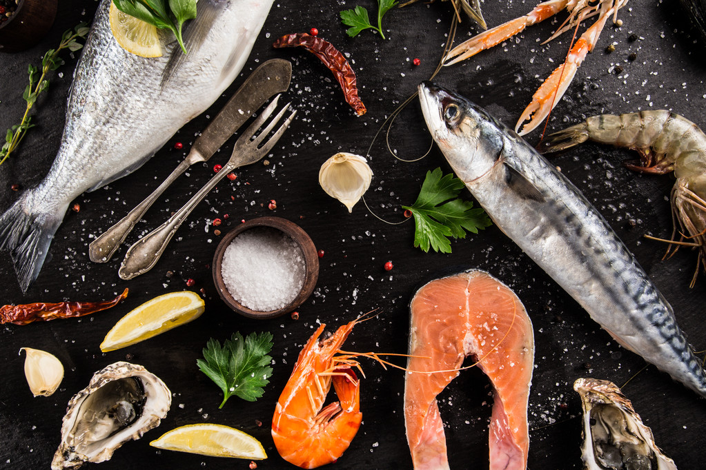 新鲜的海鲜，在黑色的石头