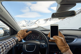 在车里手握手机的人图片