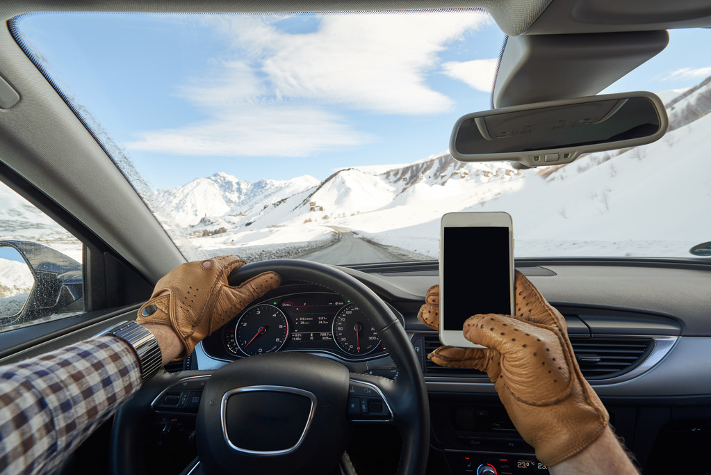 在车里手握手机的人图片 在车里手握手机的人图片