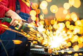 用专业工具工人切割