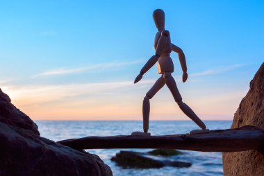 行走在一根棍子上的模特圖片