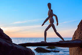 行走在一根棍子上的模特图片