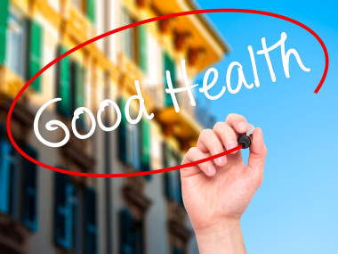 男人手在可視屏幕上用黑色記號筆寫好健康