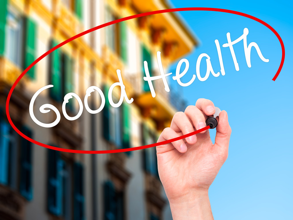 男人手在可视屏幕上用黑色记号笔写好健康 男人手在可视屏幕上用黑色记号笔写好健康