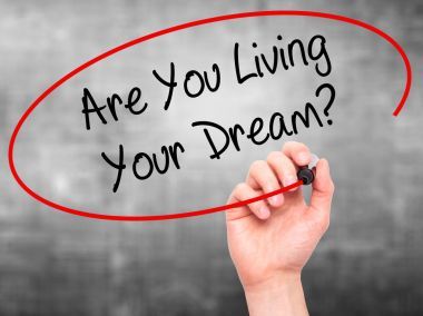 男子手写作是你住你的梦想吗?与黑色标记上