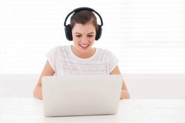 女孩在家里使用便攜式計算機