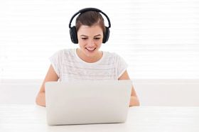 女孩在家里使用便携式计算机