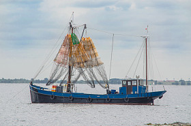 在荷兰的格林格默号上的渔船。渔船