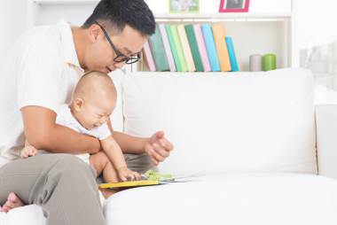 父親和孩子讀故事書 