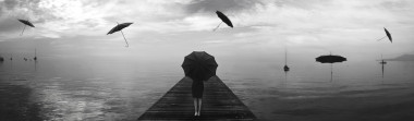 優(yōu)雅的女人，從黑人遮陽傘雨修復(fù)