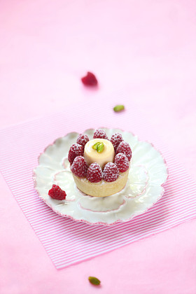 法国的酸与阿月浑子糕点荔枝奶油杏仁椰子杏仁奶油和新鲜树莓