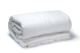 温暖和舒适的折叠白色的被子