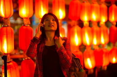 中国青少年用手机图片