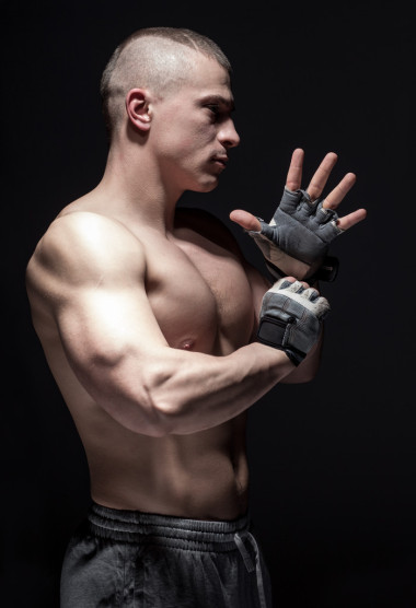 野蠻人戰(zhàn)斗機(jī)在深色背景上戴上手套