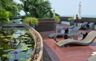 屋頂上的日光躺椅圖片