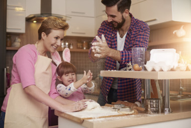 顽皮的家庭在蛋糕糕点图片