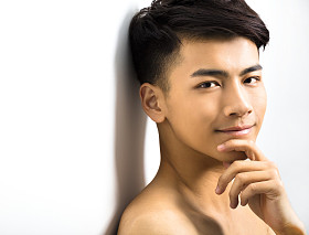 有魅力的年轻男子的肖像