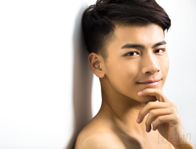 有魅力的年輕男子的肖像