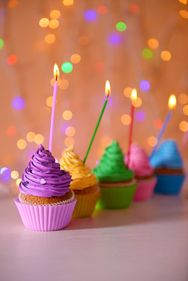 紫色的奶油糖霜的蛋糕照片