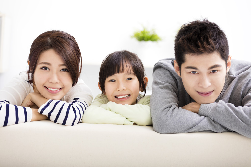 幸福有吸引力的年轻家庭和小女孩 幸福有吸引力的年轻家庭和小女孩