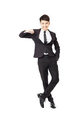  微笑的男性商人，倚着空的空间