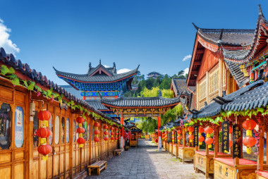 裝飾著傳統(tǒng)的中國(guó)紅燈籠，麗江的街