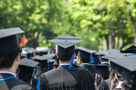 后面毕业生在大学毕业典礼照片