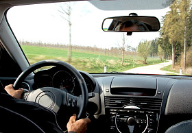 驱动器通过景观图片